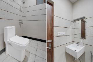 FabHotel Raas Plaza - 5