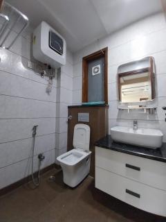 Stylish Luxury Apartment, Modern & Prime Location - 5