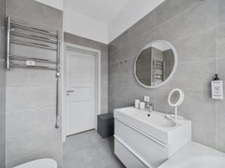 1BR Riga City Centre apartment, with bath & desk - 3