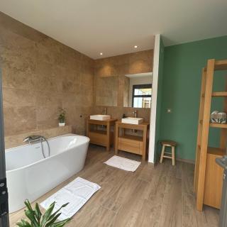 Villa avec Piscine & Jacuzzi privé, à Ste Suzanne - 3