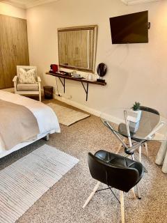 Spacious Private Suite in Central Morningside - 3