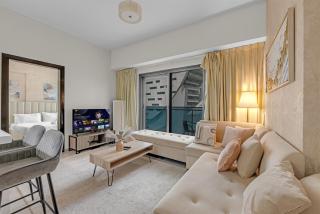 Lavish Apartment in Dubai - 3