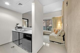 Lavish Apartment in Dubai - 2