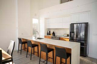 401 - High-End Condo - Incredible View and Pool - 9