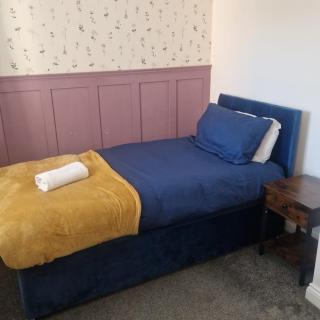 Spacious 3BR Home, 2 Bathrooms, Parking, Rushden - 6