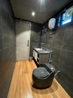 Bankroft 1 - Cozy Luxury cabin with Outdoor Jacuzzi in Hyderabad by Homeyhuts - 9