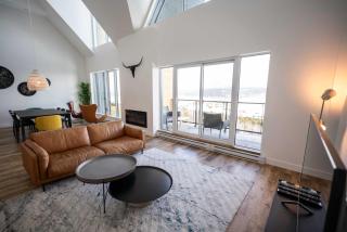 402 - The Penthouse Luxury Condo - View and Pool - 3