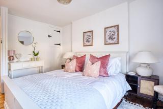 Hollyhocks 2 Bedroom House with Extra Sleeping Option - Wiltshire - 9