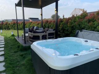 Medlin 2 - Nature-Inspired Luxury cabin with Jacuzzi in Hyderabad by Homeyhuts - 6