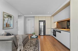 Docklands Waterfront Hideaway - 6