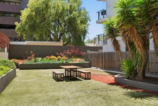 2BR Port Melbourne apt - 2 min walk from beach - 5