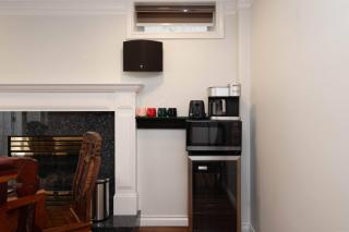 Comfort 2-BR Suite in Arbutus – Private Entrance - 4