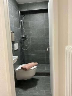 Cosy 3 bedroom Balcony Free parking Fast Wifi - 8