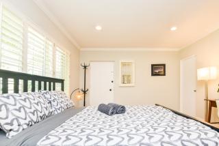 Large Room with Private Entrance in Beverly Hills - 5