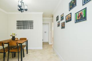Large Room with Private Entrance in Beverly Hills - 4