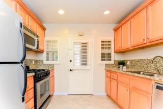 Large Room with Private Entrance in Beverly Hills - 2