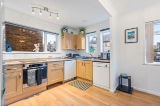 Comfortable 4-BDR House, Sleeps 7, WIFI, Secure Parking - Cambridge - 9
