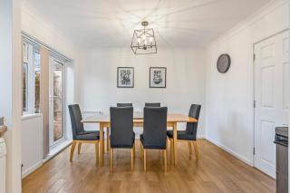Comfortable 4-BDR House, Sleeps 7, WIFI, Secure Parking - Cambridge - 2