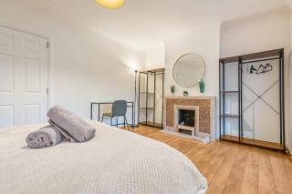 Comfortable 4-BDR House, Sleeps 7, WIFI, Secure Parking - Cambridge - 6