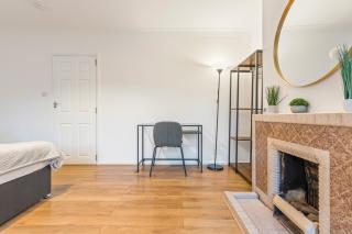 Comfortable 4-BDR House, Sleeps 7, WIFI, Secure Parking - Cambridge - 4