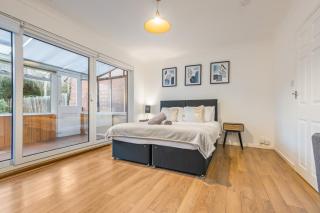 Comfortable 4-BDR House, Sleeps 7, WIFI, Secure Parking - Cambridge - 0