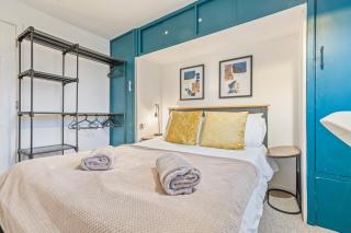 Stylish 4-BDR House, Guests 7, Free WIFI, Ample Parking - 0