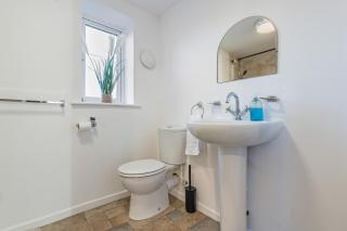 Stylish 4-BDR House, Guests 7, Free WIFI, Ample Parking - 6