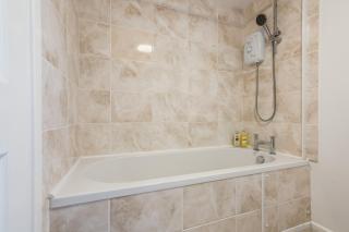 Comfortable 4-BDR House, Sleeps 7, WIFI, Secure Parking - Cambridge - 6