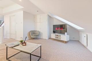 Elegant 4-BDR House, Sleeps 7, Free WIFI, Ample Parking - Cambridge - 7