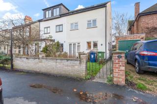 Comfortable 4-BDR House, Sleeps 7, WIFI, Secure Parking - Cambridge - 3