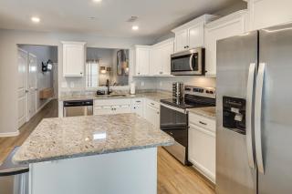 WFH Setup, Fenced Yard! Spacious Spring Hill Stay - 3