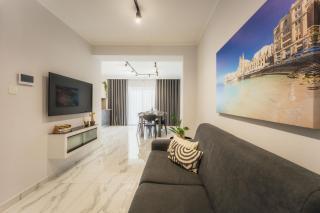 NEW - Only Suites apt2 Modern 2-Bedroom apartment with common heated Jacuzzi by SF Homes - 2