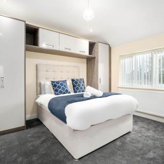 Four Bed House - Sleeps 7 - Garden - Parking - Smart TV 6COK - 1