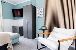 DiscountsContractorsWIFIFree ParkingSmart TV - 8