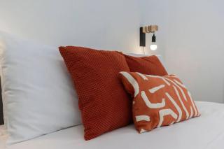 DiscountsContractorsWIFIFree ParkingSmart TV - 1