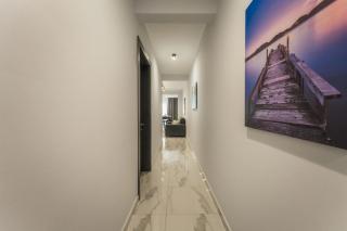 NEW - Only Suites apt5 Modern 2-Bedroom apartment with common heated Jacuzzi by SF Homes - 2