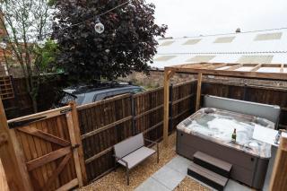 6BR Luxury Beach House Hot Tub & Sea Views - 1