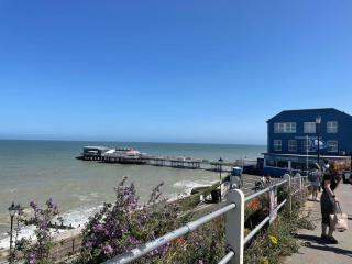 6BR Luxury Beach House Hot Tub & Sea Views - 3