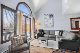 3-Story Ski-In Ski-Out Mountain Home - 9