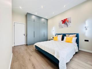 Эстет - возле ТРЦ Мега - 9