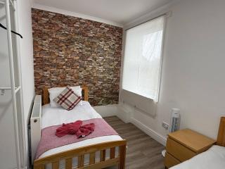 Blackpool - Apartment - Sleeps 6- Coastal Stay - 3