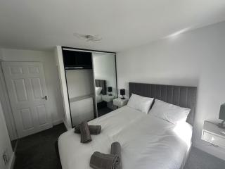 Family - Garden - Parking - WiFi - Sleeps 5 - 2