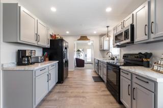 Newly Renovated 5BR 2 Living Rooms Sleeps 10 - 4