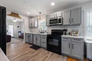 Newly Renovated 5BR 2 Living Rooms Sleeps 10 - 6