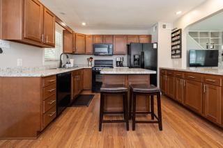 OPEN 4BR2BA Sleeps 8 Near Hwy Covered Deck - 2