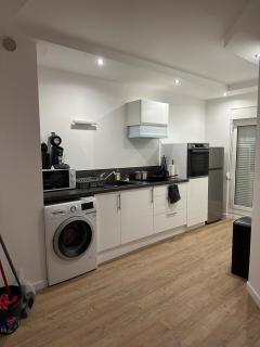 Jacuzzi Privé & Cinéma - Suite Romantique - 9