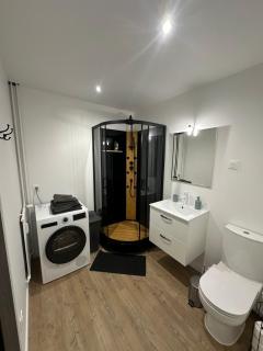 Jacuzzi Privé & Cinéma - Suite Romantique - 7