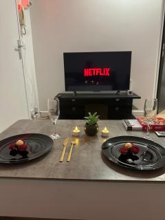 Jacuzzi Privé & Cinéma - Suite Romantique - 5