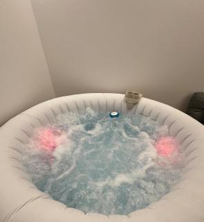 Jacuzzi Privé & Cinéma - Suite Romantique - 3