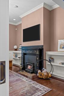 Luxury 2BR Executive Near DT Off Street Parking - 2